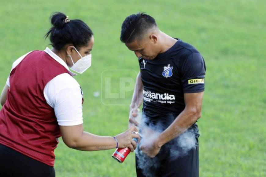Sandra Euceda, la fisioterapeuta del Honduras Progreso, atendiendo a un jugador del equipo ribereño.
