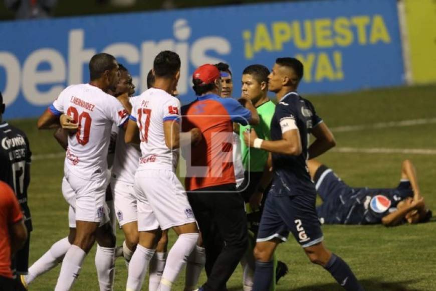 Troglio encaró al árbitro Armando Castro y le dijo de todo.