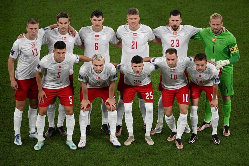 El 11 titular de Dinamarca posando antes de enfrentar a Francia.