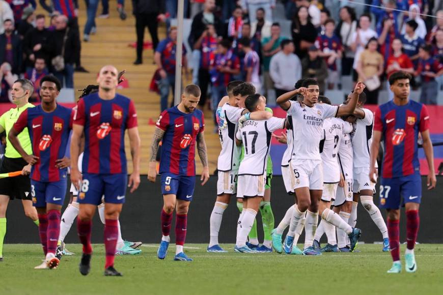 La tristeza de los jugadores del Barcelona tras el segundo gol de Jude Bellingham para la remontada del Real Madrid.