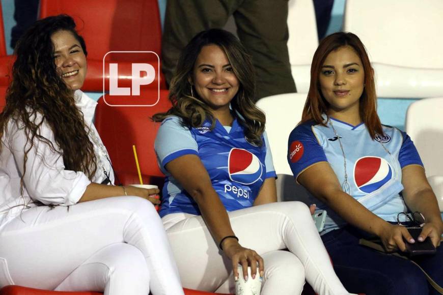 Estas chicas aficionadas del Motagua, sonrientes frente a la cámara de Grupo OPSA.