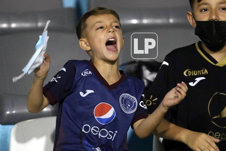 El hijo del delantero paraguayo de Motagua, Roberto Moreira, alentó a su papá en todo momento.