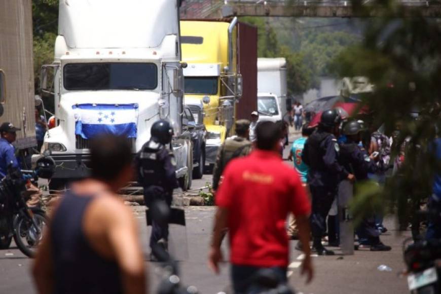 El tráfico de ida a Villanueva y de venida a San Pedro Sula está detenido. Fotos: Yoseph Amaya