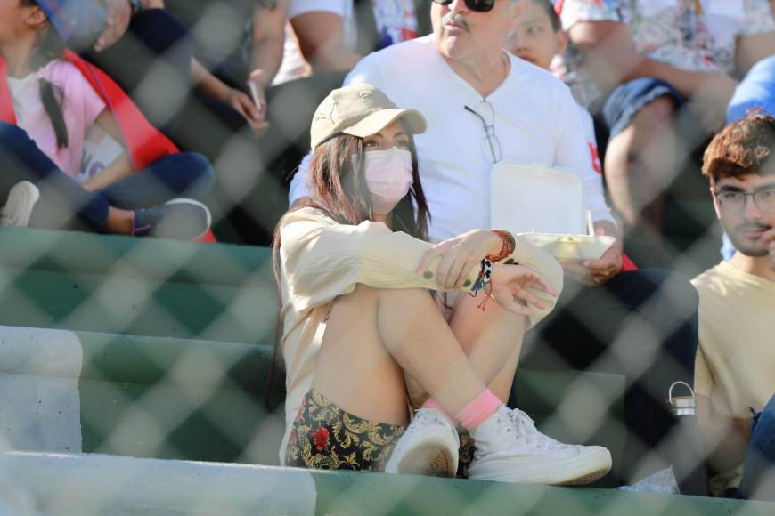 ¡Qué linda! Las bellas fanáticas también se hicieron presentes y robaron miradas dentro del estadio.