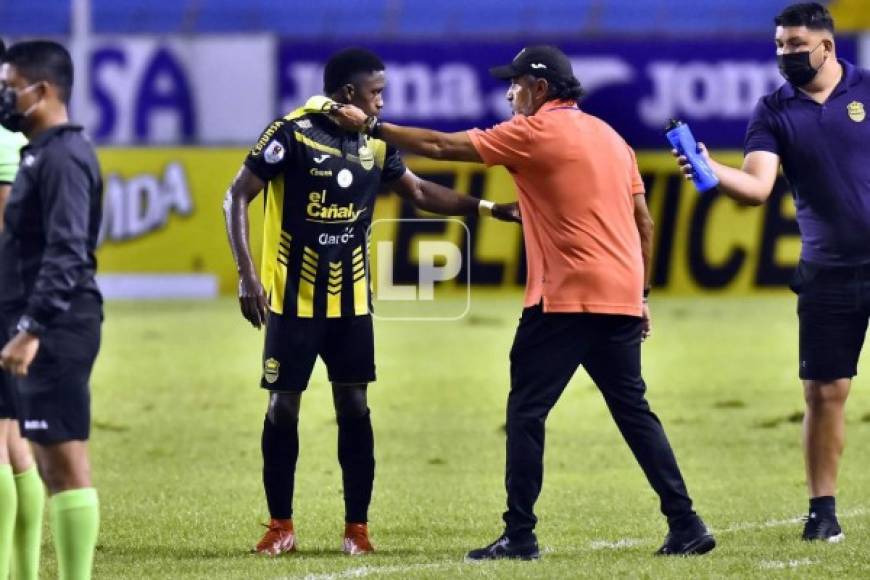 El entrenador del Real España, Raúl 'Potro' Gutiérrez, dando indicaciones a su jugador Franklin Flores.