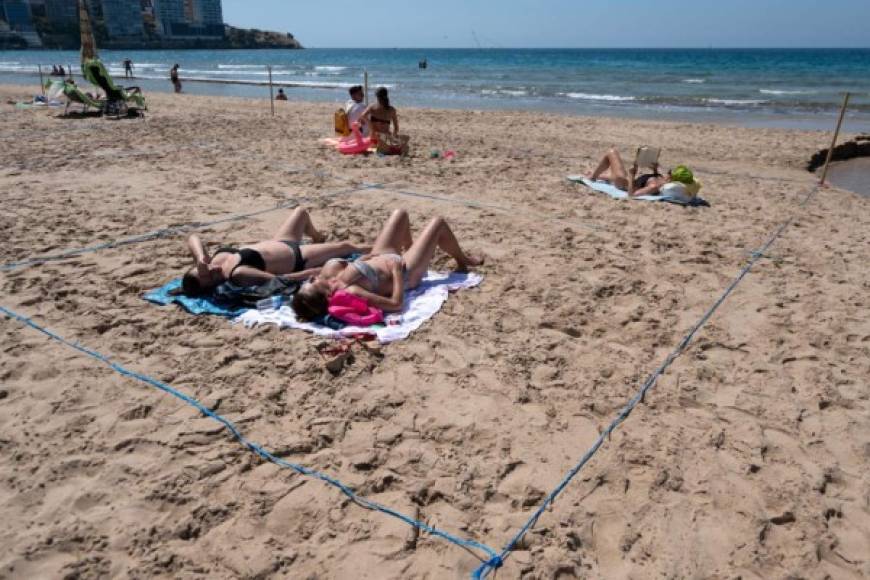 'Teníamos ganas de estar en España por el sol, la playa, las tapas... Yo ya llevo el bañador debajo de la ropa', bromea.<br/><br/>En la cala de Canyelles, Marie-Hélène Laffont, una secretaria francesa jubilada que vive en Rosas todo el año, asegura que 'nunca había visto tantos pececitos en las rocas'.<br/><br/>Su confinamiento, explica, fue 'afortunado y soleado'.