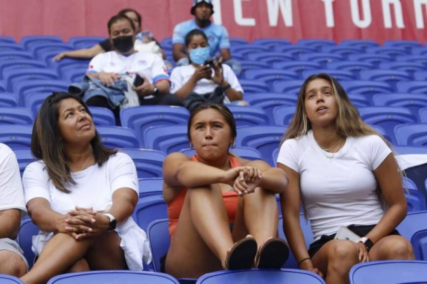 Elexa Bahr llegó al estadio acompaña de su familia. Ella jugó con la camisa de Honduras en un torneo Sub-20, pero finalmente decidió representar a Colombia, el país origen de su mamá.