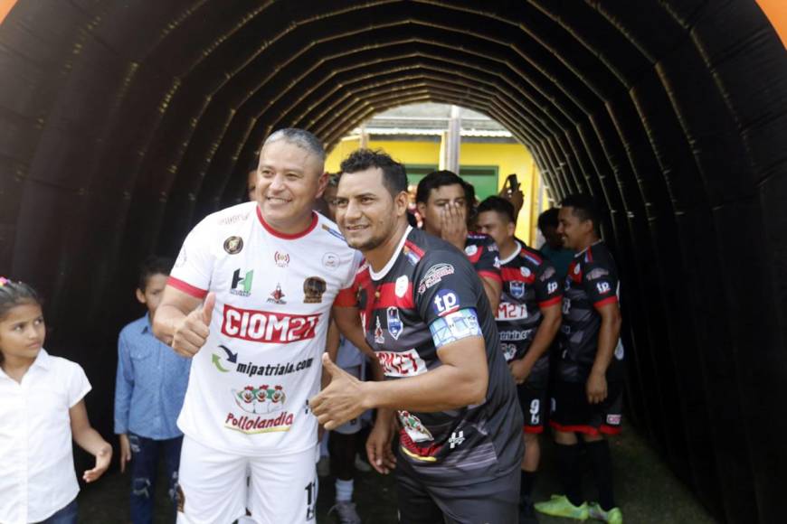Los capitanes de ambos equipos en el partido de caridad fueron el ‘Matador’ Wilmer Velásquez y Mariano Acevedo.