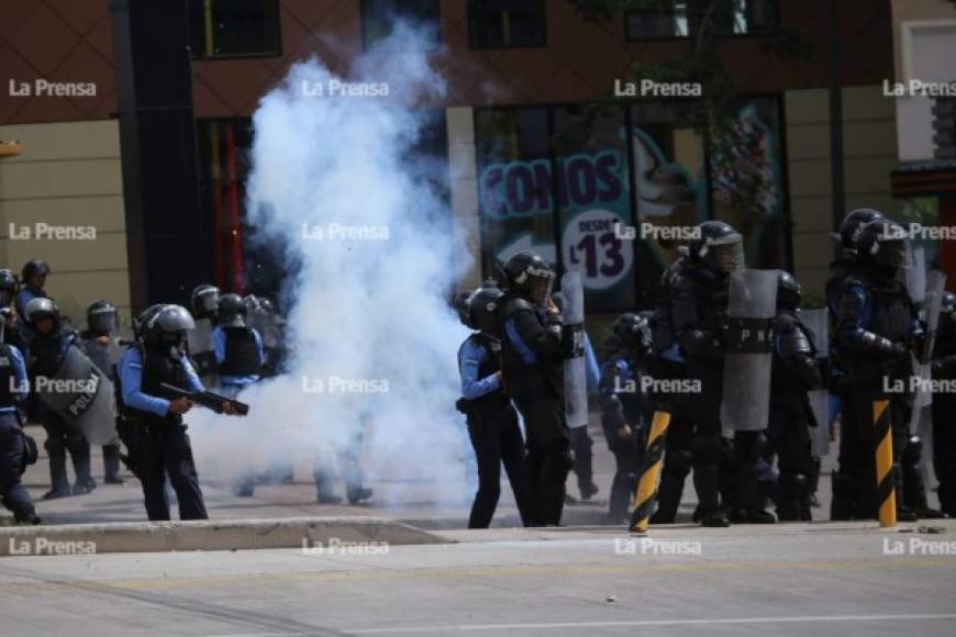 Por segundo día consecutivo, miles de hondureños marcharon este miércoles por el bulevar Fuerzas Armadas de Tegucigalpa, capital de Honduras, y como un acto de protesta, una volqueta descargó desechos de concreto para cerrar el paso a los vehículos.<br/>