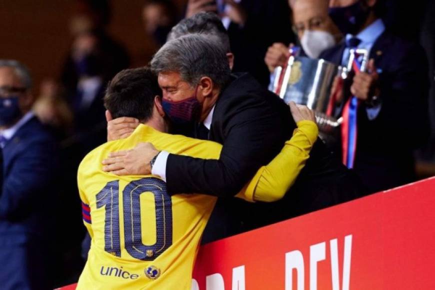 Joan Laporta saludo de manera muy cariñosa a Lionel Messi antes de que el argentino recibiera la Copa como capitán azulgrana.