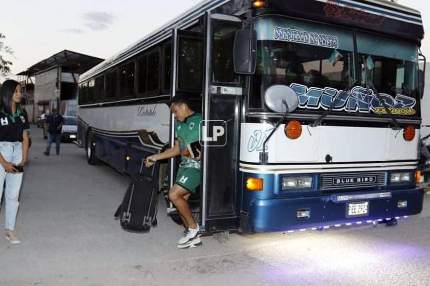 El veterano futbolista bajando del autobús de su equipo al llegar al estadio del partido.