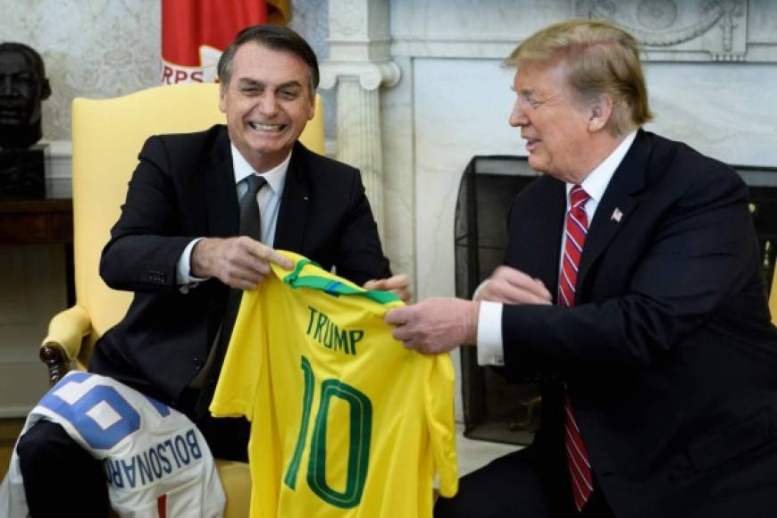 El gesto del anfitrión fue emulado entonces por presidente brasileño, quien le dio una camiseta de la Canarinha, con el número 10 y el apellido Trump.