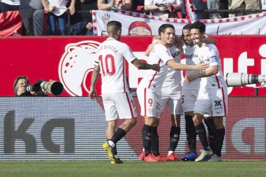 Gabriel Mercado celebrando lo que era el 2-1 del Sevilla ante Barcelona. Todo era felicidad...