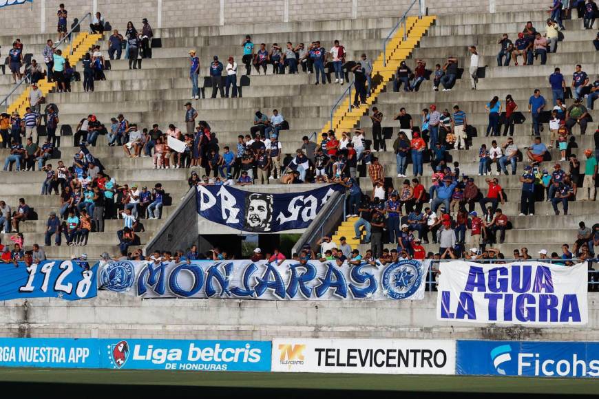La afición del Motagua siempre se hace presente en los estadios para mostrar su apoyo.