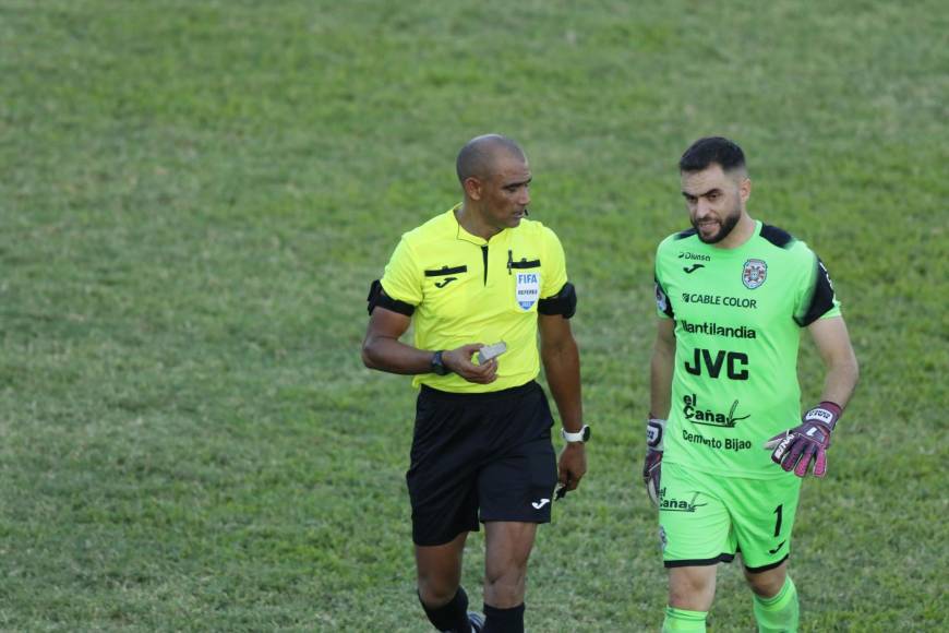 El árbitro central Óscar Moncada en el momento que cargaba la piedra mientras el portero Rafa García del Marathón le hacía un reclamo.