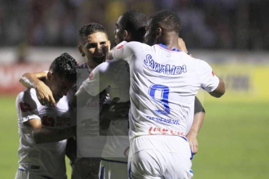 Los jugadores del Olimpia celebrando con Jerry Bengtson.