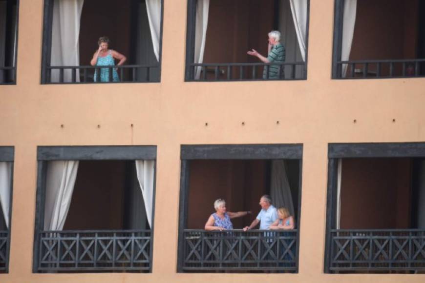 En España, un hotel en la isla canaria de Tenerife, sigue en cuarentena, después de que dos huéspedes italianos dieran positivo en un primer análisis, y ahora esperan el resultado de un segundo para decidir si mantienen el confinamiento de los más de 700 huéspedes.