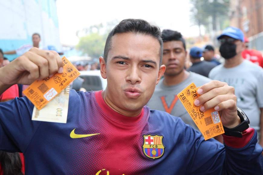 Este aficionado ya tiene sus boletos para presenciar la Gran Final el domingo en el estadio Nacional Chelato Uclés.