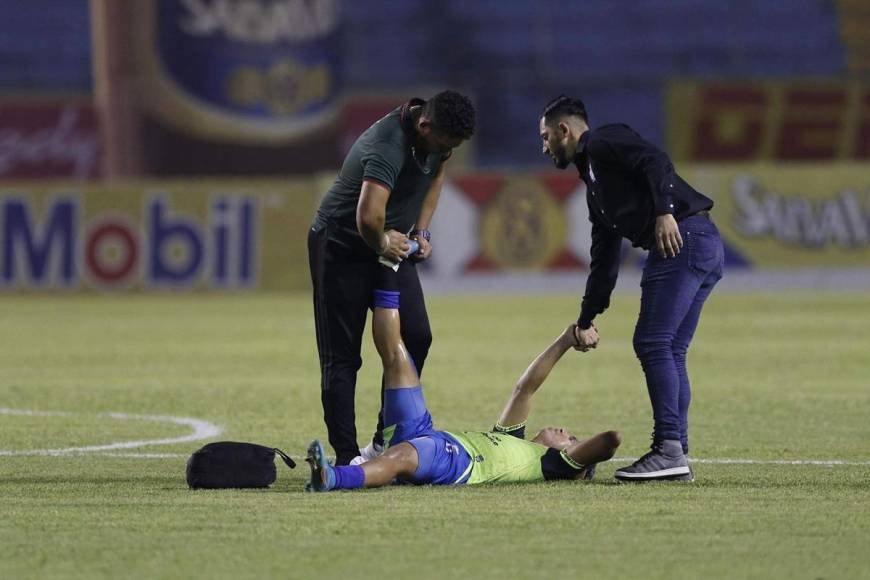 Algunos jugadores del Olancho FC terminaron muy cansados por el esfuerzo físico que hicieron en el partido.