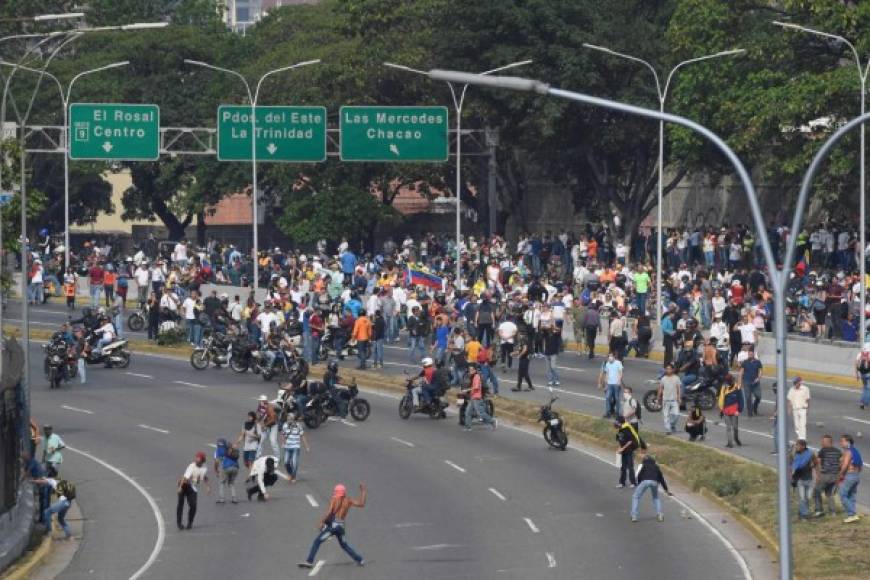 Los militares de Maduro embistieron a decenas de civiles con tanquetas en un intento por avanzar hacia la base militar resguardada por miles de personas.