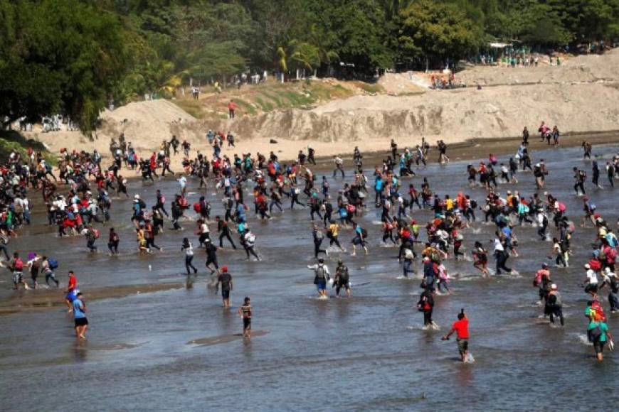Algunos de ellos ya están logrando cruzar hacia el lado mexicano, sin que las autoridades mexicanas puedan contener por completo el flujo.