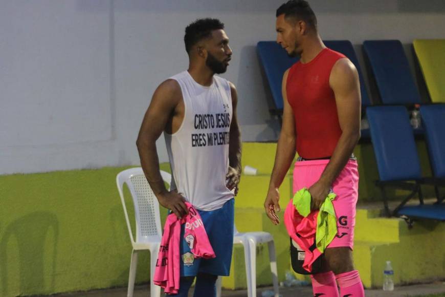 Al final del partido en el Juan Ramón Brevé Vargsa, Reinieri Mayorquín y Marlon Licona cambiaron camisetas y se quedaron charlando.