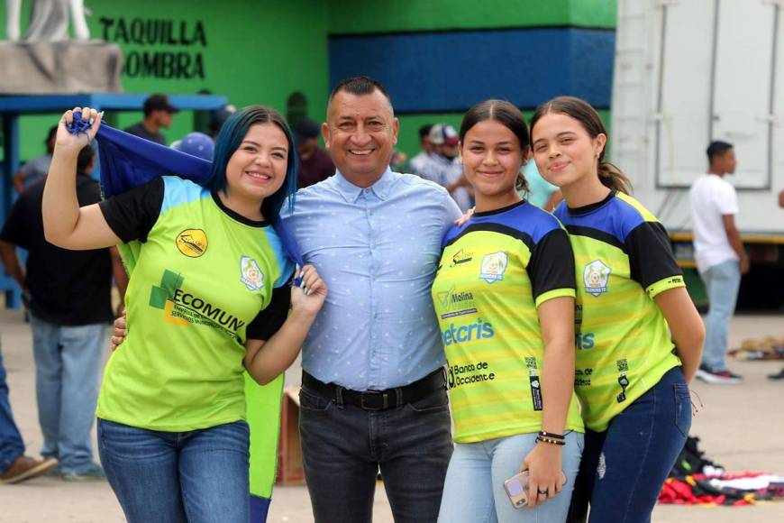 Humberto Rivera, entrenador del Olancho FC, posando con estas aficionadas de los Potros.