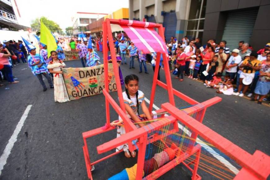 Una niña empujaba un telar lenca en la tercera avenida de San Pedro Sula.