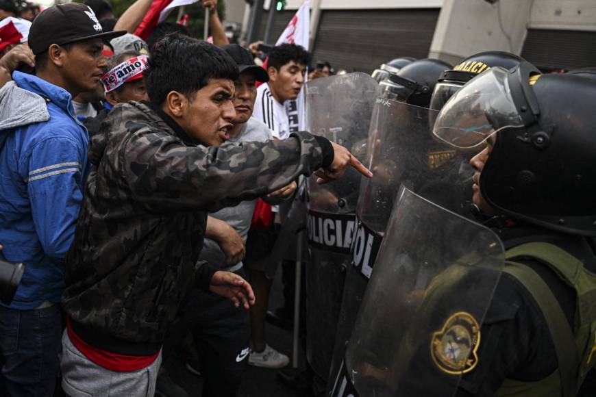 La propuesta implica recortar en dos años su mandato y busca aplacar la indignación de la población que exige elecciones presidenciales y legislativas conjuntas de inmediato. 