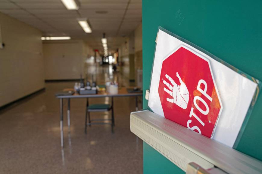 Cuando las autoridades llegaron, algunos minutos después, una empleada de la escuela que no fue identificada intentaba controlar al menor, que la golpeó varias veces antes de ser llevado a un auto de policía.