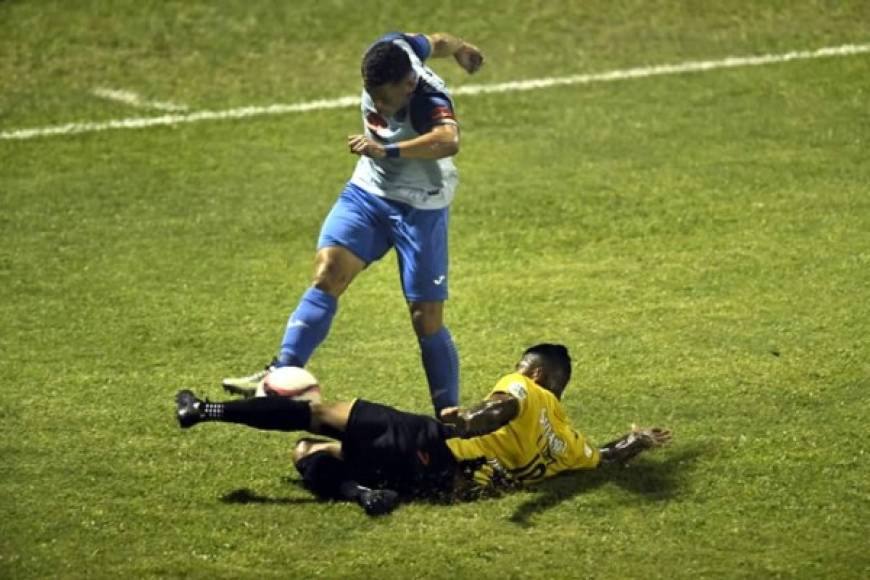 Iván López se barre para bloquear un despeje de Marcelo Santos.