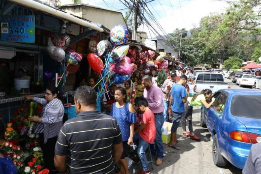 Centenares de personas han llegado al mercado Guamilito en busca de detalles para celebrar este 14 de febrero.
