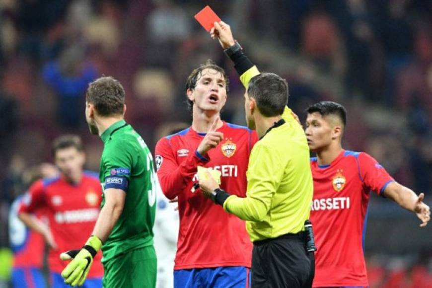 Ígor Akinféyev, portero del CSKA, fue expulsado en el minuto 94 por reclamos al árbitro ya que le protestó los minutos de añadido que concedió en el juego.