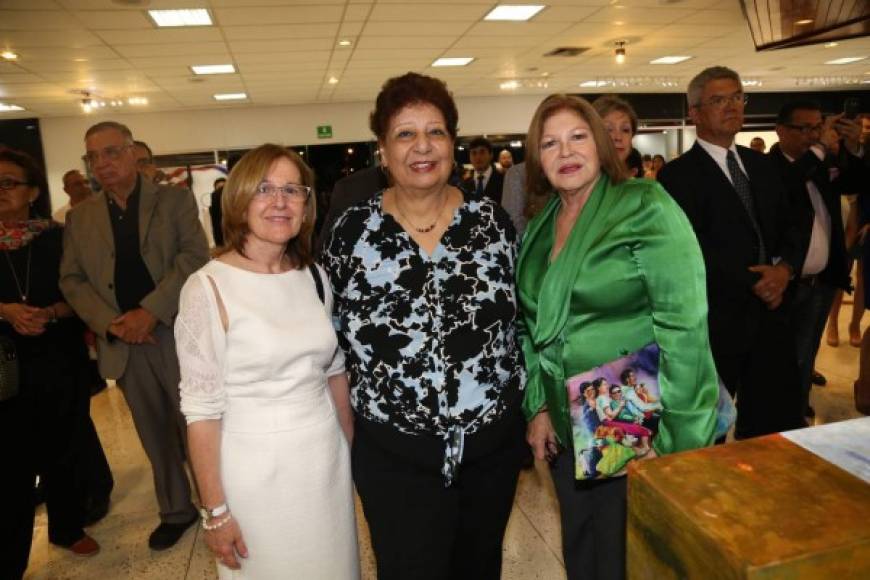 Consuelo Mencheta, Anny Sahury y Clarissa Coello.