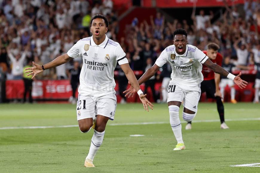 Rodrygo y Vinicius corren a celebrar el 1-0 del Real Madrid ante el Osasuna.