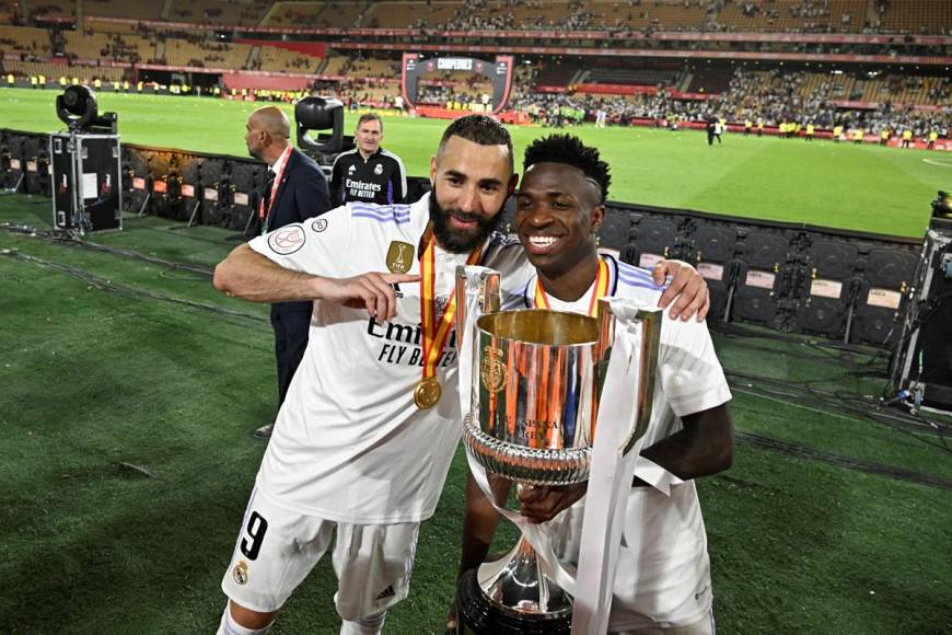 Karim Benzema y Vinicius posando con el trofeo de la Copa del Rey.