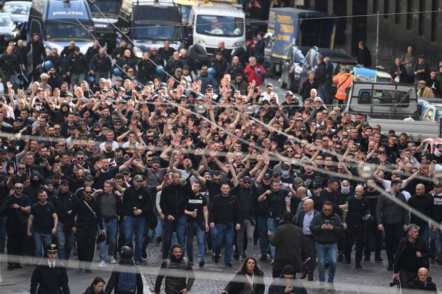 Fueron cerca de 600 aficionados del equipo alemán que viajaron Nápoles, pese a no poder acceder al estadio, han provocado altercados y sembrado el caos en el centro histórico de la ciudad italiana.