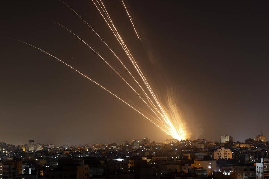 Desde el primer lanzamiento de cohetes al comienzo de la tarde, las sirenas de advertencia han sonado en las localidades israelíes alrededor de la Franja de <b>Gaza</b>, pero también hasta Beersheba en el este, y hasta Tel Aviv, en el norte. 