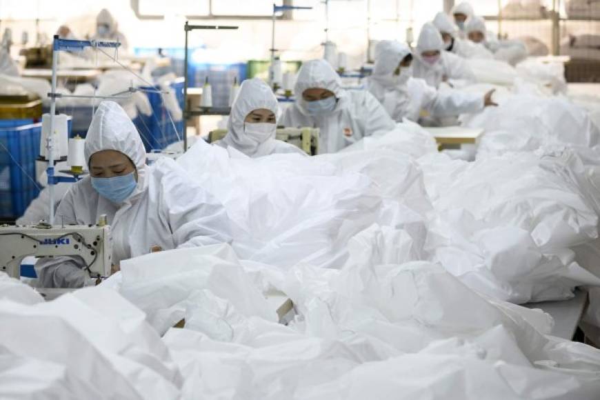 A falta de materia prima y de obreros en plena epidemia de COVID-19, un fabricante chino de abrigos dio un giro de 180 grados en su negocio y comenzó a fabricar el producto más demandado del momento: trajes de protección frente al coronavirus.