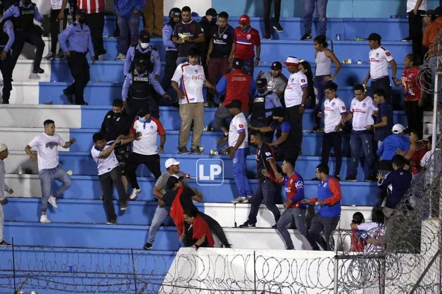 Imágenes de la pelea de aficionados del Olimpia en las graderías del estadio Nacional Chelato Uclés.