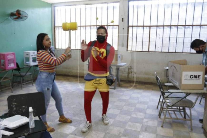 El ciudadano limeño, vestido del famoso personaje mexicano, dijo que buscaba los mejores candidatos para un municipio que fue fuertemente golpeado por las tormentas tropicales Eta y Iota.