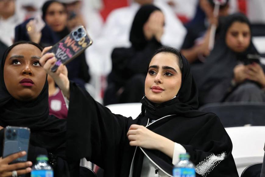 Una selfie para el recuerdo. Esta bella qatarí se tomó una fotografía en el estadio Al Bayt. Es el primer Mundial en el mundo árabe.