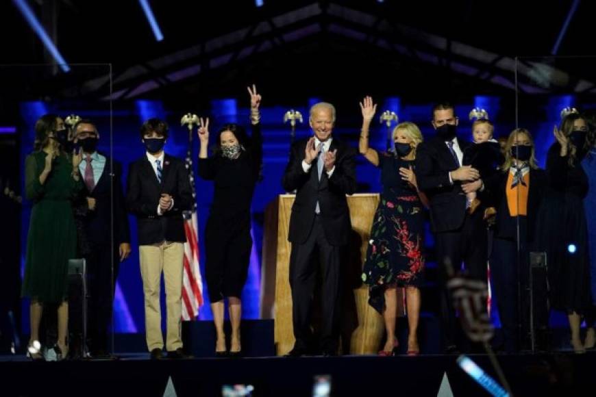 Joe Biden celebró el sábado su anticipada victoria electoral en Estados Unidos con fuegos artificiales y drones rodeado por su polémica familia en un estacionamiento de Delaware. Estos son los miembros de la nueva familia presidencial cuyos escándalos estuvieron a punto de costarle el triunfo a Biden.