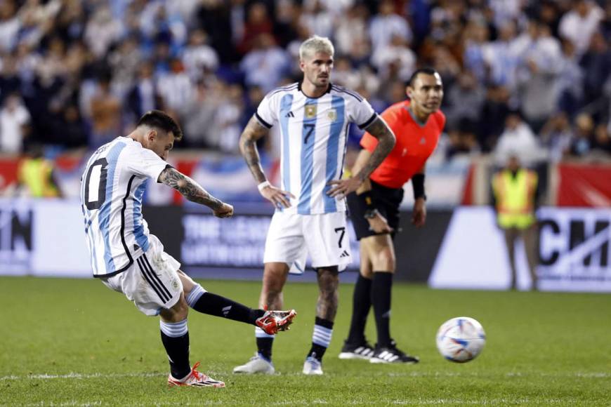 Luego Messi marcó con este zurdazo en un tiro libre su doblete y el 3-0 de Argentina sobre Jamaica.