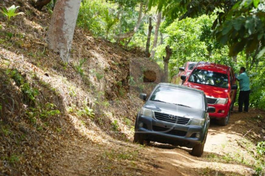 Los restos humanos encontrados en la fosa clandestina fueron levantados por personal de la Dirección Regional de Medicina Forense de San Pedro Sula y trasladados a la morgue del Ministerio Público de esa ciudad. Fotos La Prensa