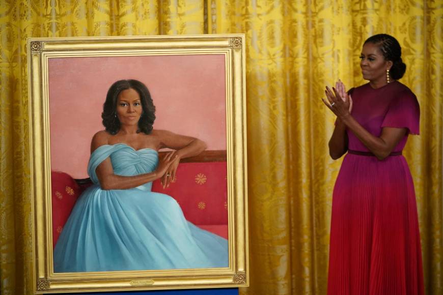 En contraste con el sobrio retrato de Obama, la pintura de su esposa muestra los colores rojos y azules de las joyas, una característica diferencial de su autora, Sharon Sprung, quien manipulando las capas de la pintura busca reflejar la complejidad de la vida real en sus obras.