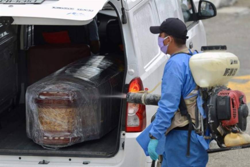 La alcaldesa de Guayaquil, Cynthia Viteri, puso a disposición cuatro contenedores en las afueras de los hospitales para almacenar ahí los cuerpos de las víctimas del Covid 19.
