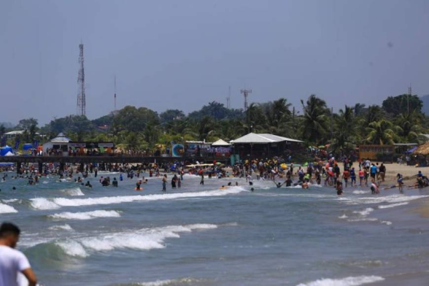 Miles de hondureños llevaron sus flotadores y trajes de baño para lanzarse al mar en Puerto Cortés, La Ceiba, Tela e Islas de la Bahía.