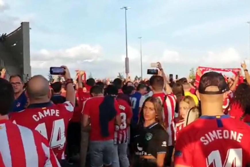 Minutos antes del inicio del partido, aficionados del Atlético de Madrid en las afueras del Cívitas Metropolitano dedicaron cánticos racistas contra Vinicius. “Eres un mono, Vinicius eres un mono”, entonaron.