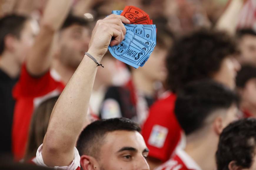 Los aficionados del Athletic Club de Bilbao lanzaron los billetes en el partido contra el Barcelona.